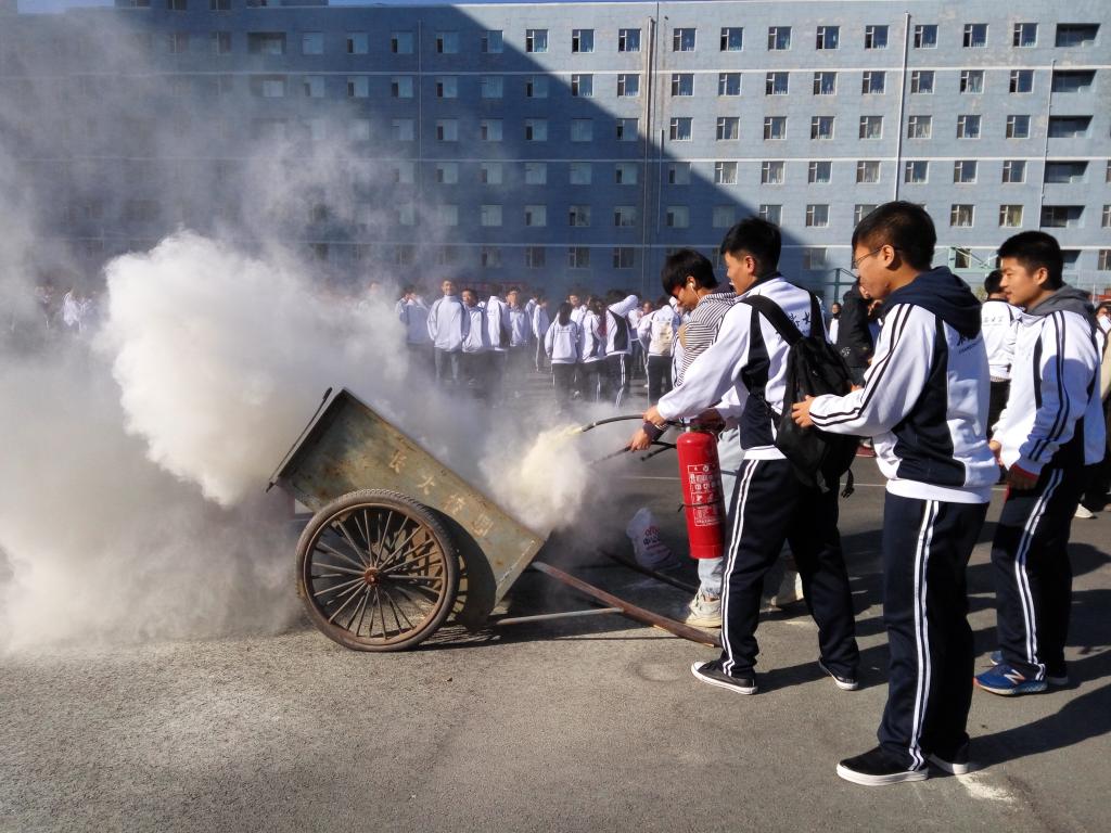 员工亲身体验灭火器