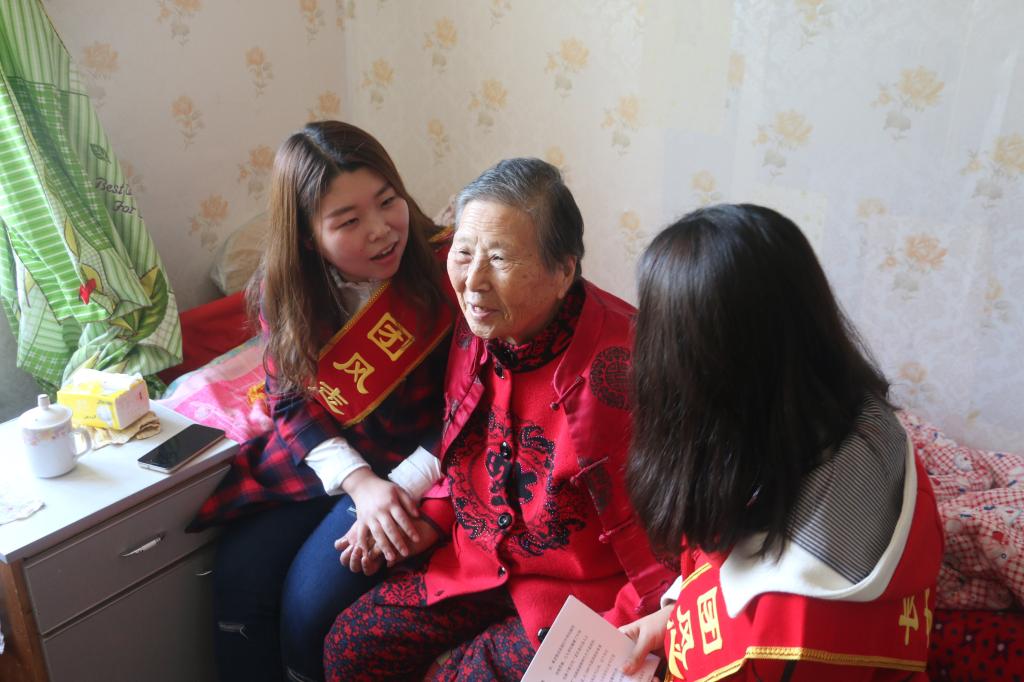 志愿者慰问孤寡老人