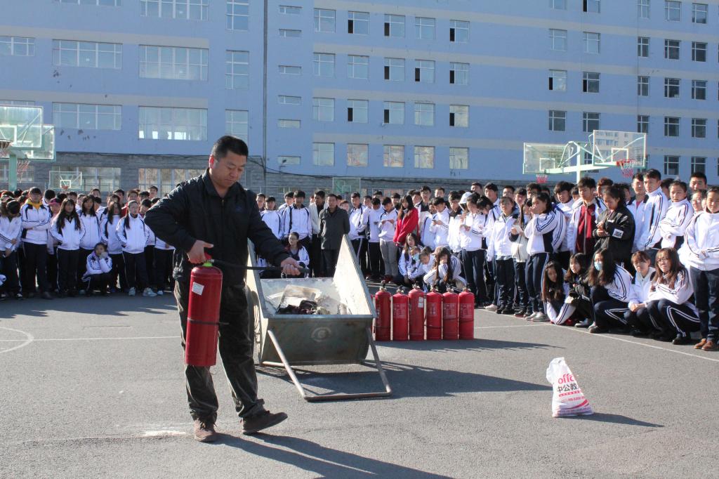 保卫处老师演示灭火器使用办法