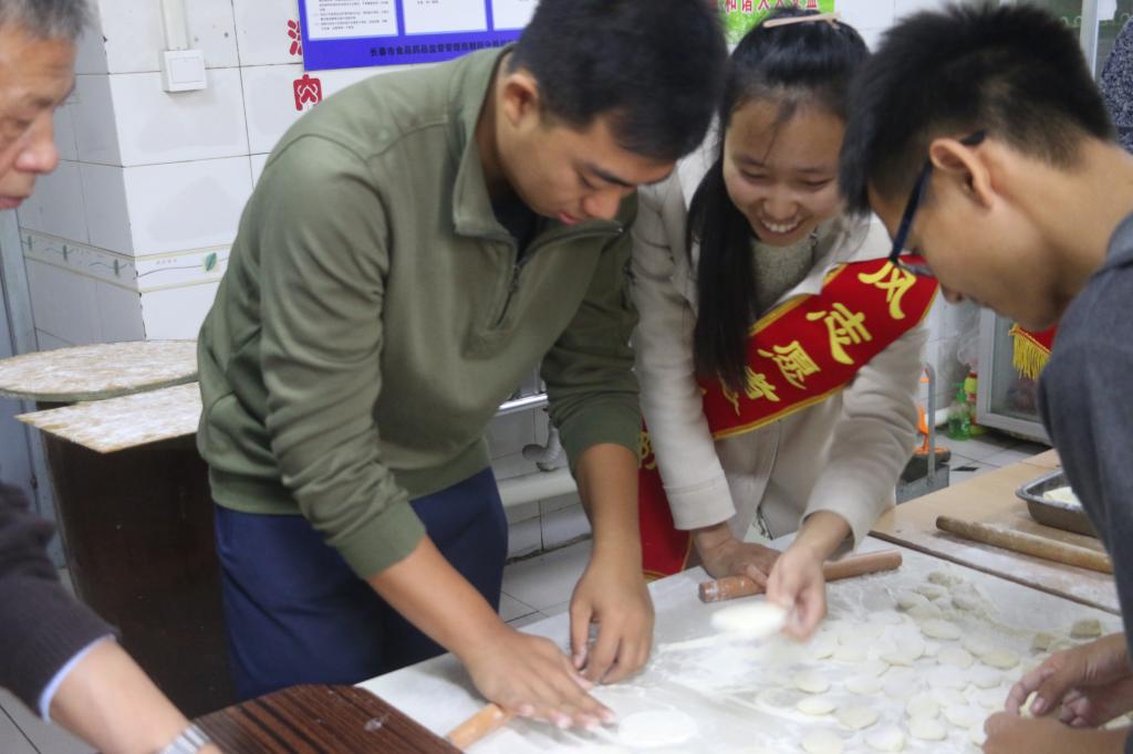 员工党员代表为老人包饺子