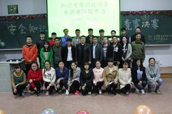 公司领导老师与参赛员工合影