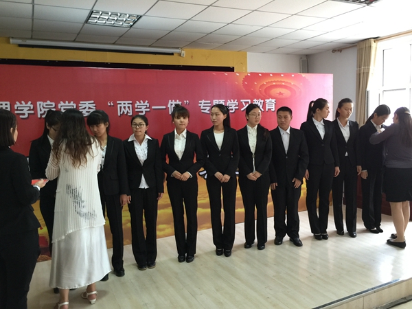 为新党员佩戴党徽