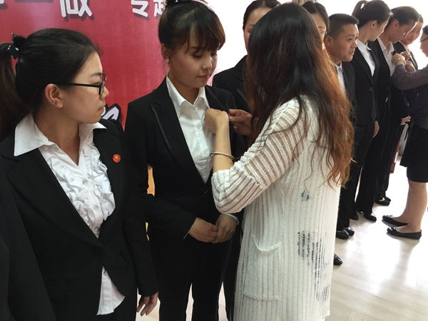 党委委员韩海燕为新党员佩戴党徽