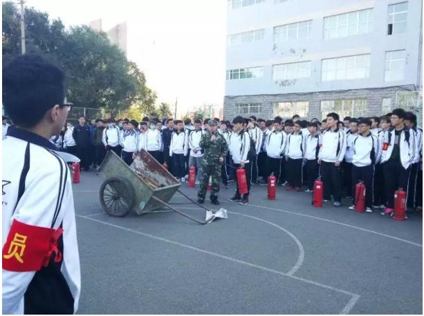 官兵为同学们讲解灭火器