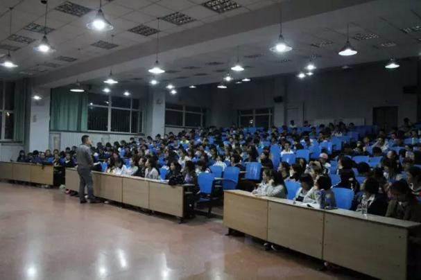 16级同学认真听讲