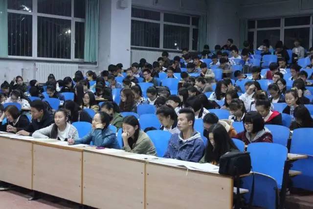 老师及带班学长认真分析