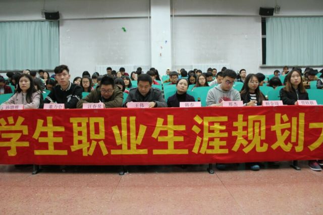 评委老师认真分析