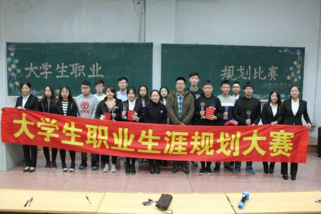 参与此次活动的老师与选手合影留念